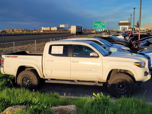 Used 2021 Toyota Tacoma TRD Sport image 2