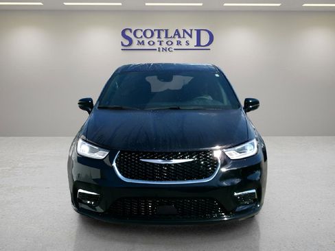 Used 2025 Chrysler Pacifica Select FWD image 3