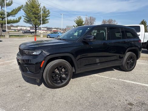 Used 2025 Jeep Grand Cherokee Altitude image 11