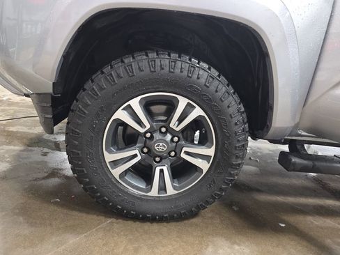 Used 2016 Toyota Tacoma TRD Sport w/ Towing Package image 38