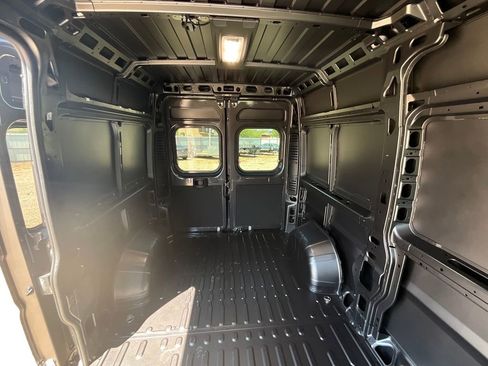 New 2025 RAM ProMaster 1500 w/ Quick Order Package 22G SLT image 4