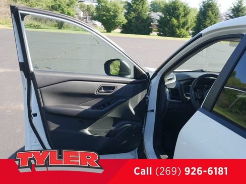 Used 2024 Nissan Rogue S FWD image 18