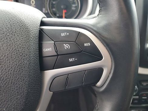 Used 2018 Jeep Cherokee Latitude Plus w/ Comfort/Convenience Group FWD image 12