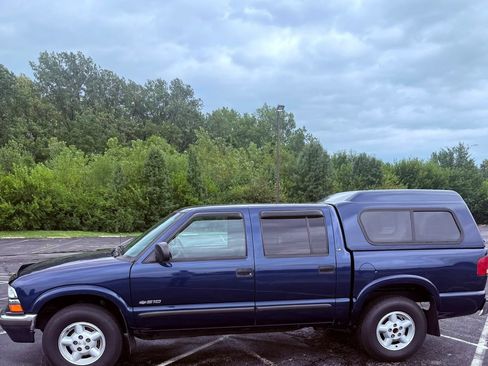 Used 2001 Chevrolet S10 Pickup LS AWD/4WD image 2