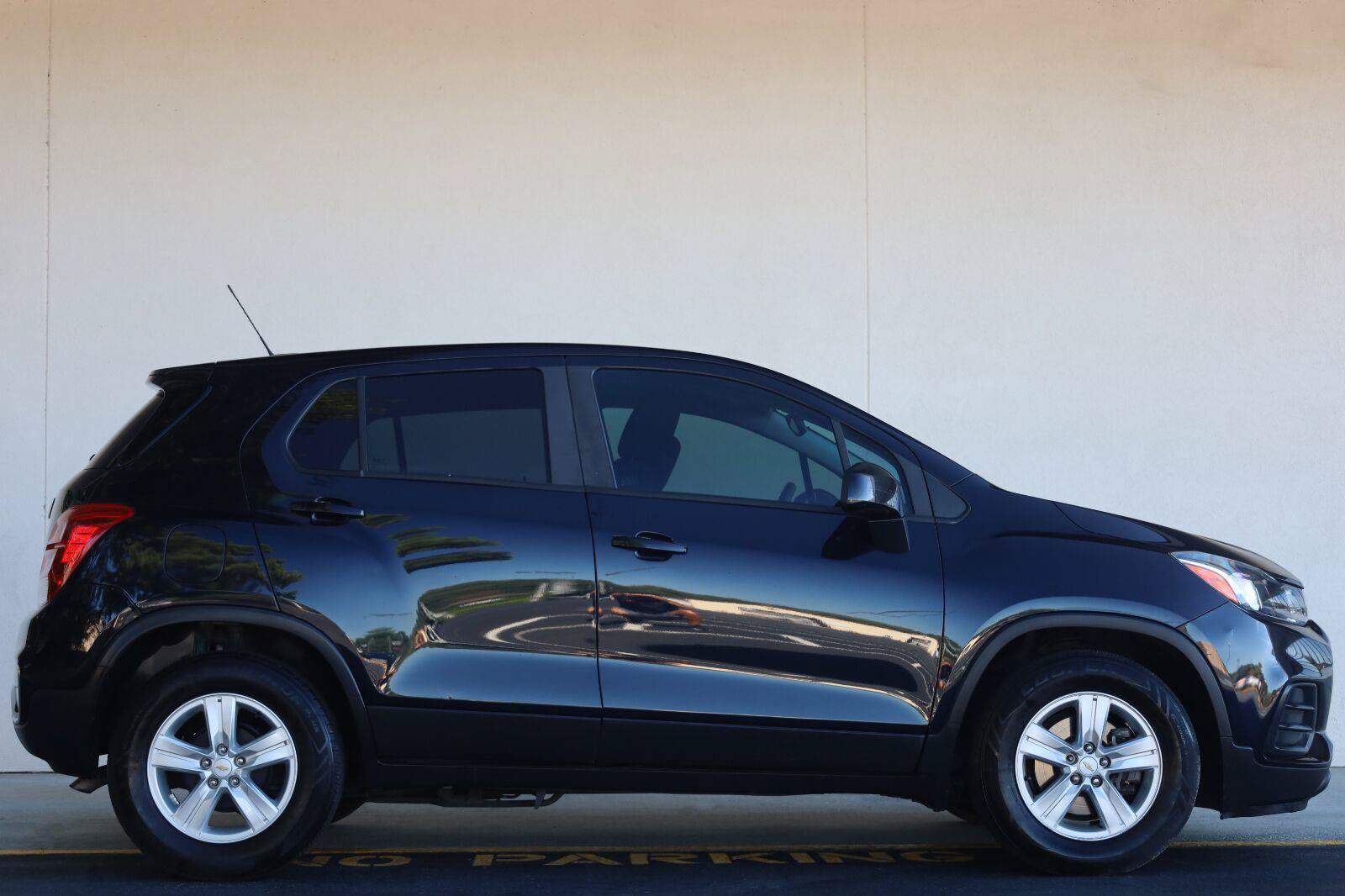 Used 2021 Chevrolet Trax LS w/ Tint and Cruise Package FWD image 2