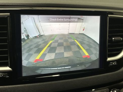 Used 2024 Chrysler Pacifica Touring-L image 5