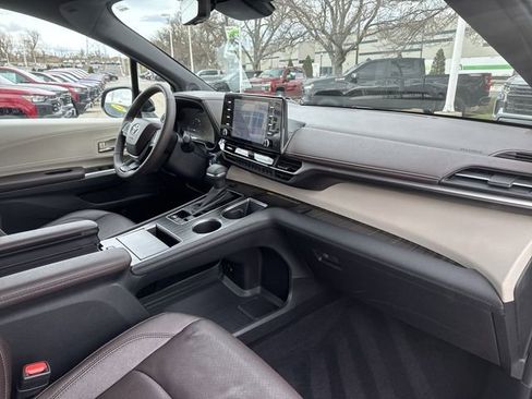 Used 2024 Toyota Sienna Platinum image 26