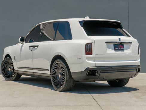Used 2023 Rolls-Royce Cullinan Black Badge w/ Dark Exterior Package AWD/4WD image 9