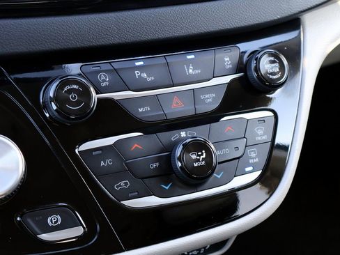 Used 2024 Chrysler Pacifica Touring-L image 28