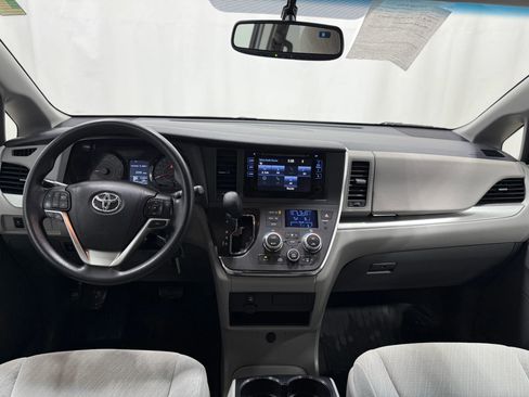 Used 2017 Toyota Sienna LE image 14