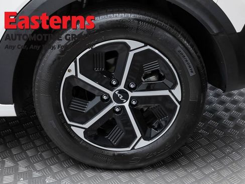 Used 2023 Kia Niro EX image 8