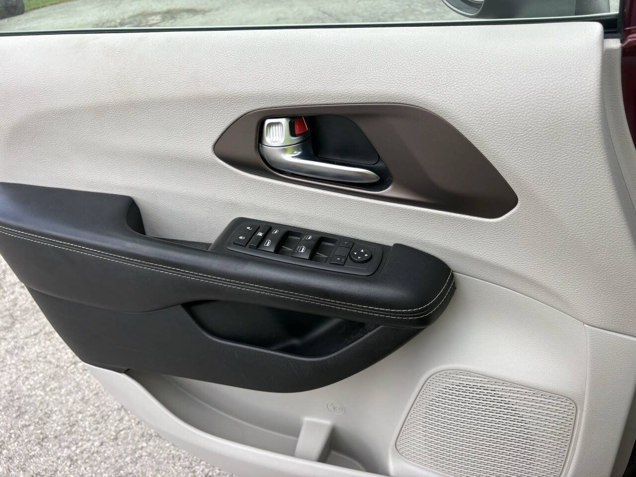 Used 2020 Chrysler Voyager Lxi FWD image 24