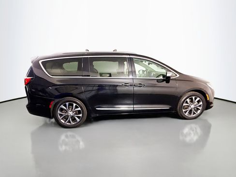 Used 2017 Chrysler Pacifica Limited w/ UConnect Theater Package FWD image 11