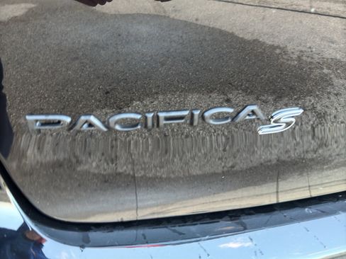Used 2025 Chrysler Pacifica Limited FWD image 9