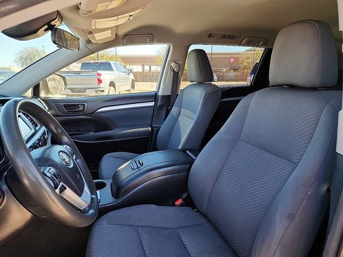 Used 2018 Toyota Highlander LE image 7
