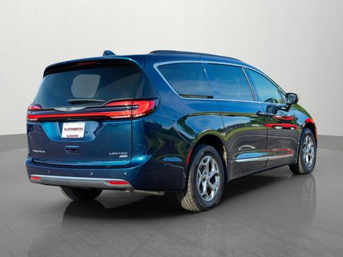 Used 2023 Chrysler Pacifica Limited AWD/4WD image 7