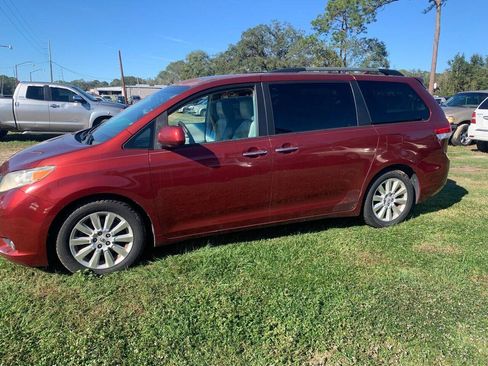 Used 2011 Toyota Sienna Limited w/ LTD Navigation Pkg FWD image 6