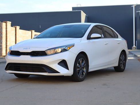 Used 2023 Kia Forte LXS FWD image 2