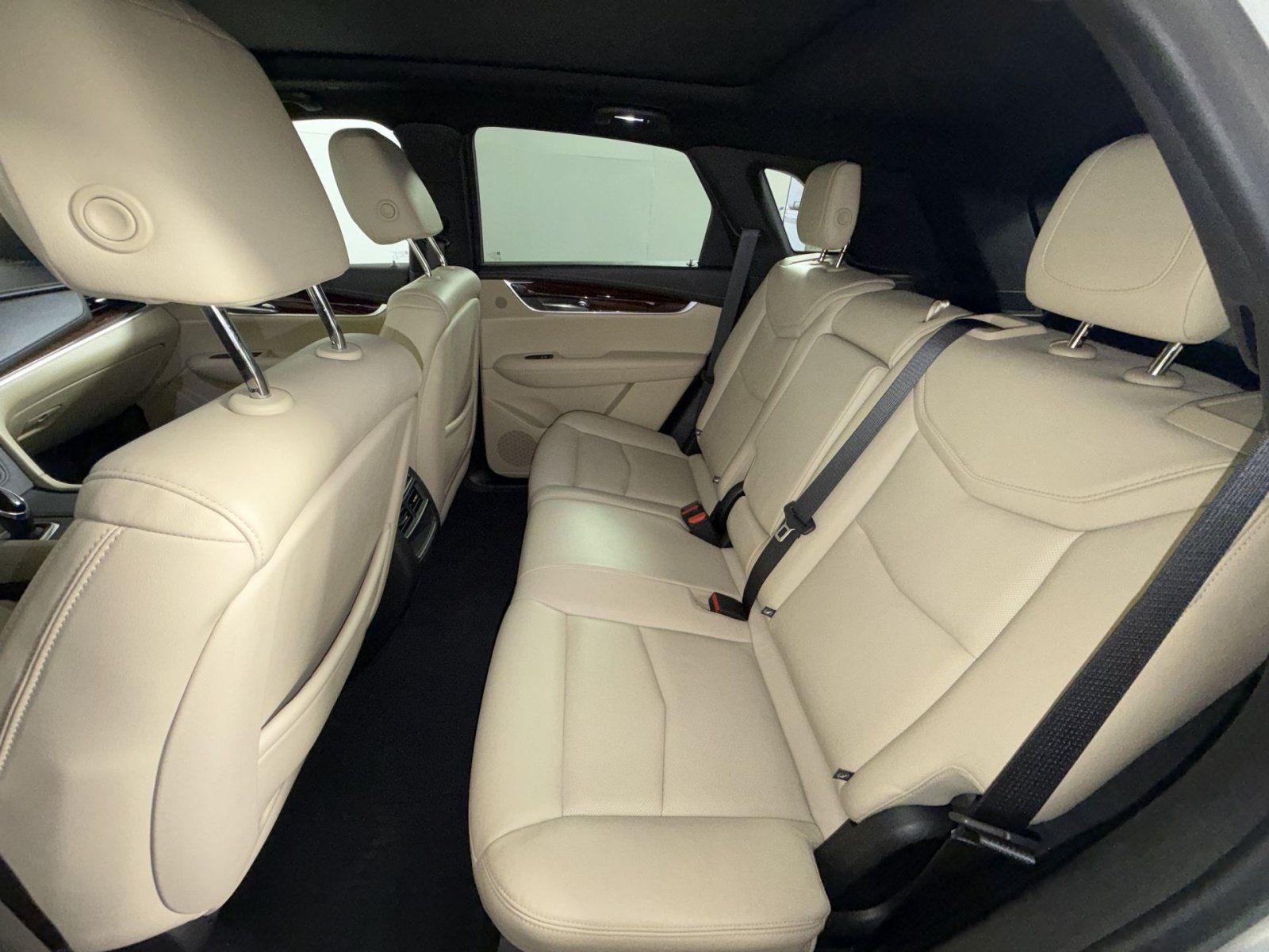 Used 2018 Cadillac XT5 Luxury w/ Driver Awareness Package AWD/4WD image 23