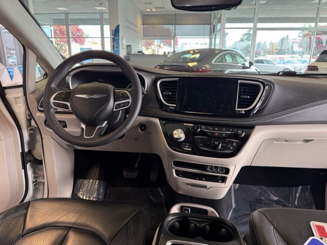 Used 2022 Chrysler Pacifica Touring-L w/ Uconnect Theater Family Group FWD image 26