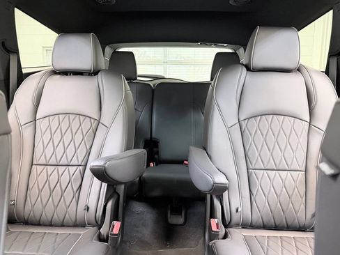 Used 2024 Buick Enclave Avenir AWD/4WD image 18