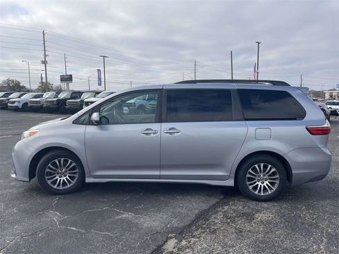 Used 2018 Toyota Sienna XLE image 6
