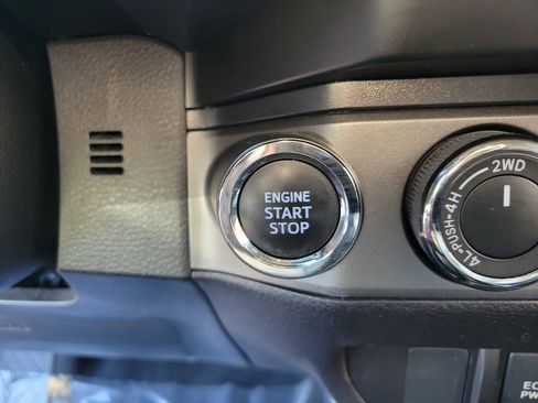 Used 2022 Toyota Tacoma TRD Off-Road image 25