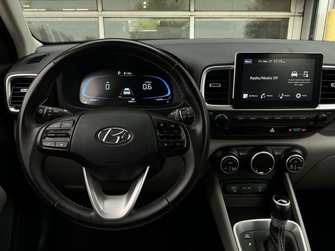 Used 2025 Hyundai Venue SEL image 13