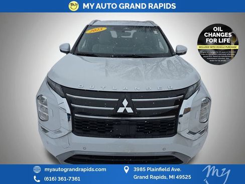 Used 2025 Mitsubishi Outlander SEL image 2