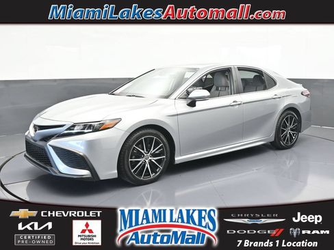 Used 2021 Toyota Camry SE w/ Cold Weather Package AWD/4WD image 1