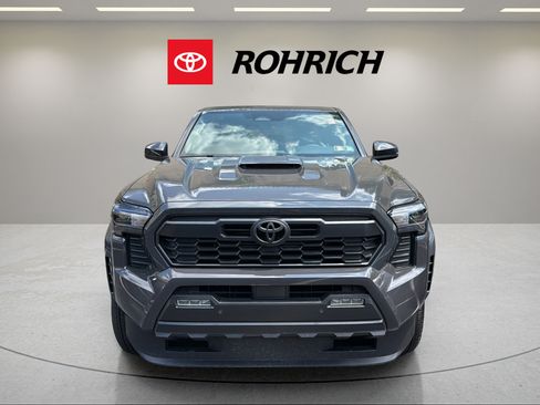 Used 2024 Toyota Tacoma TRD Sport w/ TRD Sport Upgrade Package AWD/4WD image 4
