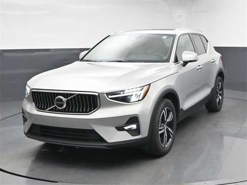 Used 2023 Volvo XC40 B5 Plus image 3