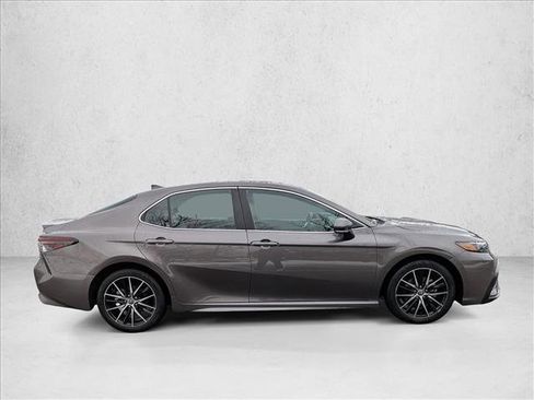 Used 2024 Toyota Camry SE image 4