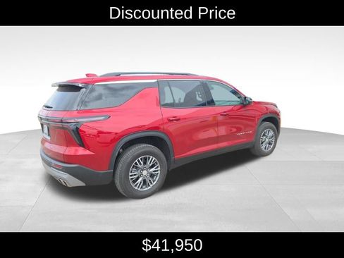 Used 2025 Chevrolet Traverse LT w/ Driver Confidence Package AWD/4WD image 3