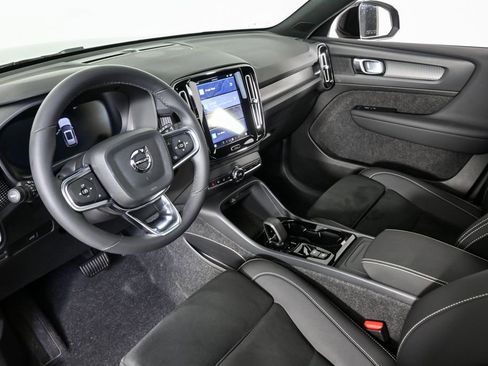 Certified 2025 Volvo XC40 B5 Plus image 6