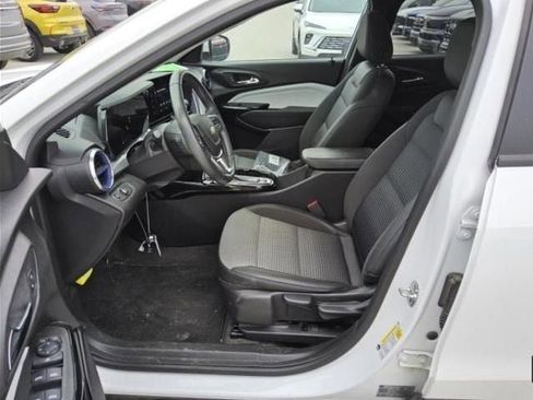 Used 2025 Chevrolet Trax LT w/ Driver Confidence Package image 7