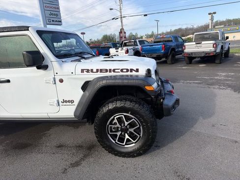 Used 2025 Jeep Wrangler Unlimited Rubicon AWD/4WD image 4