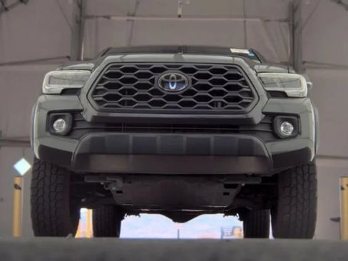 Used 2020 Toyota Tacoma TRD Off-Road w/ Technology Package AWD/4WD image 8