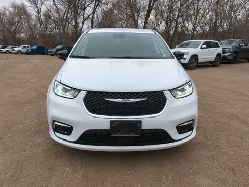 Used 2024 Chrysler Pacifica Touring-L image 4