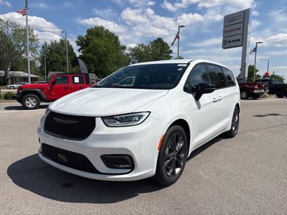 New 2026 Chrysler Pacifica Select