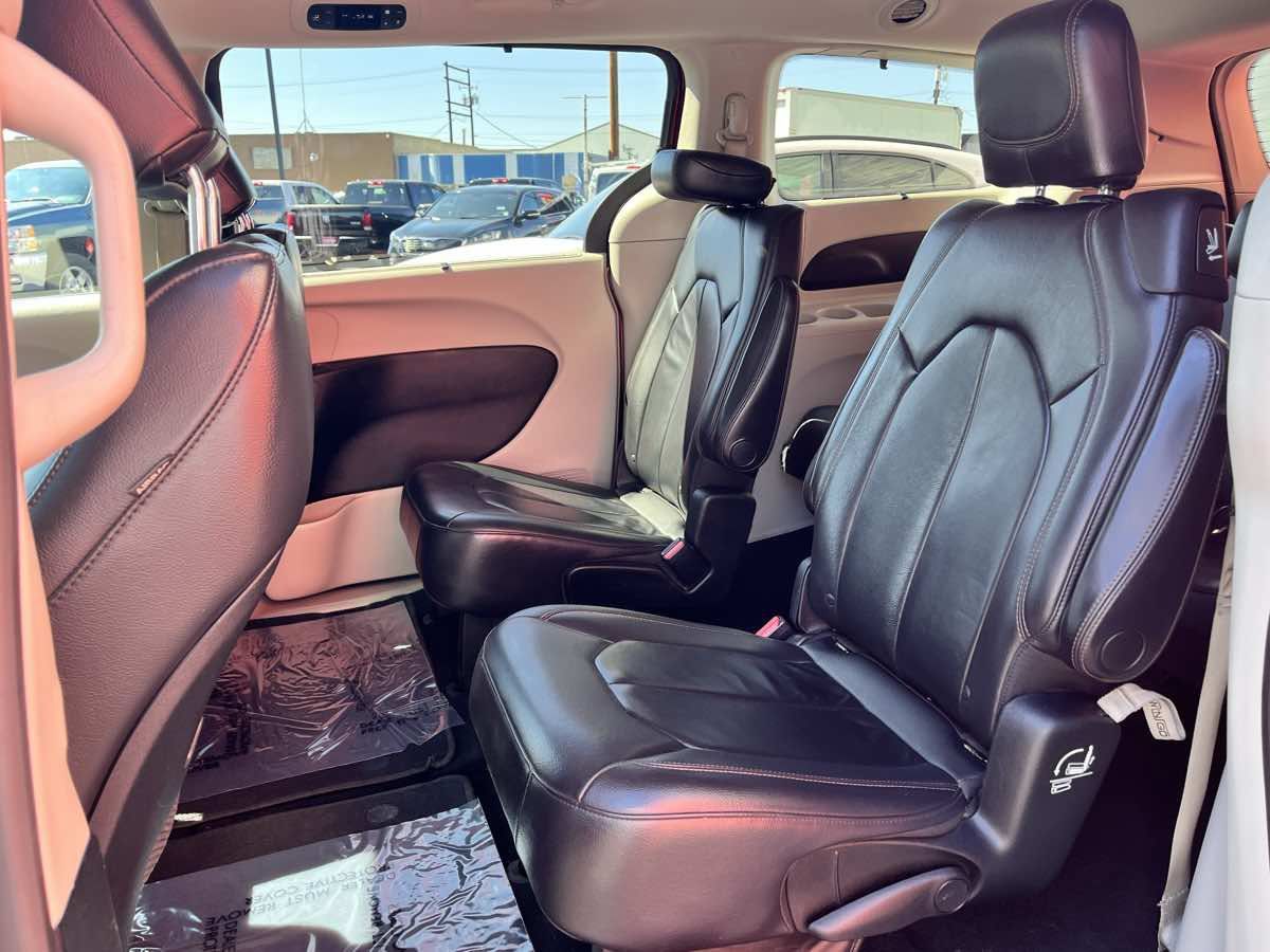 Used 2017 Chrysler Pacifica Touring-L FWD image 13