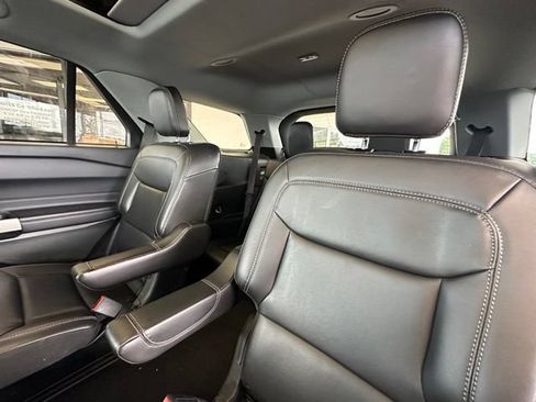 Used 2023 Ford Explorer XLT w/ Equipment Group 202A AWD/4WD image 19