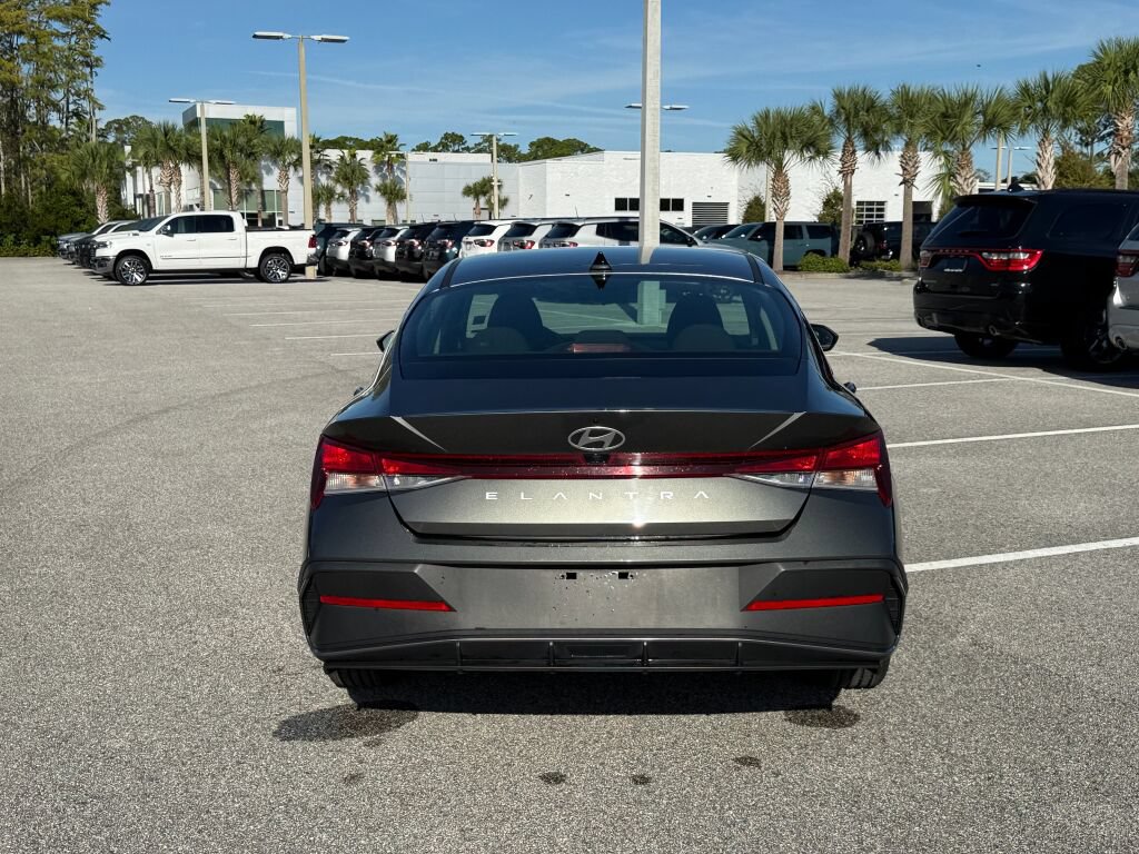 Used 2024 Hyundai Elantra SEL FWD image 4