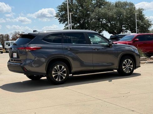 Used 2023 Toyota Highlander XLE FWD image 4