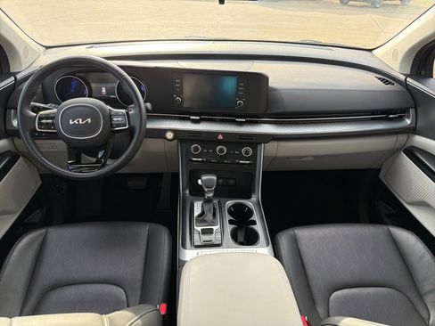 Used 2024 Kia Carnival LX image 25