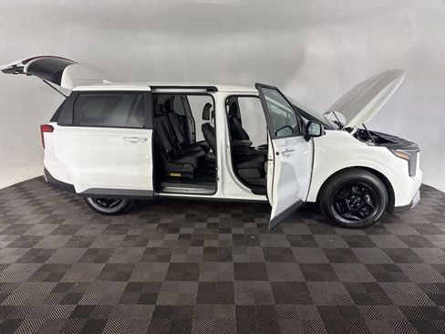 Used 2025 Kia Carnival image 16
