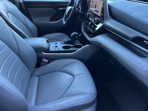 Used 2023 Toyota Highlander XLE FWD image 17