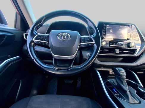 Used 2022 Toyota Highlander LE FWD image 6