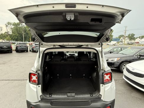 Used 2017 Jeep Renegade Altitude FWD image 17