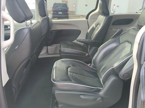 Used 2023 Chrysler Pacifica Limited image 18